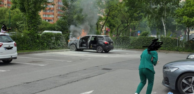 Maşină „aprinsă” în parcarea Magnolia 
