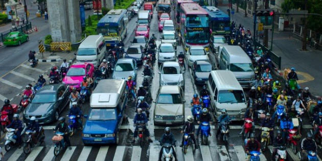 Propunere de la Braşov: motocicliştii, în faţă la semafor 
