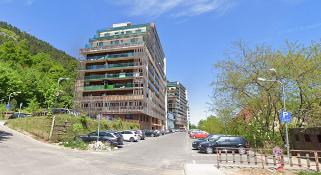 Locatarii de la Tâmpa Garden scapă de coşmarul parcării care „o ia la vale”