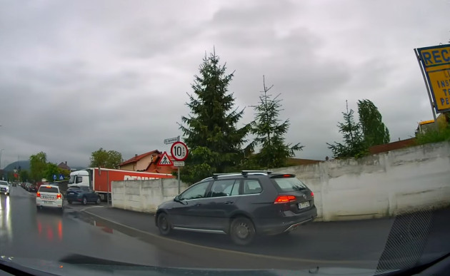 Sub nasul Poliţiei: Maşină de Bucureşti, pe strada-trotuar