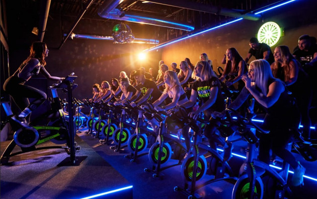 120 de lei, 50 de minute: Sâmbătă și duminică, pedalezi la mall pentru Hoospice 