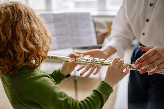 Ce instrument muzical să alegi pentru dezvoltarea abilităților cognitive ale copilului tău
