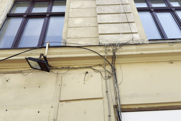 Braşovul începe „curăţenia pe faţade”. „S-a ajuns la o situaţie greu de gestionat şi cu un impact vizual negativ asupra oraşului”