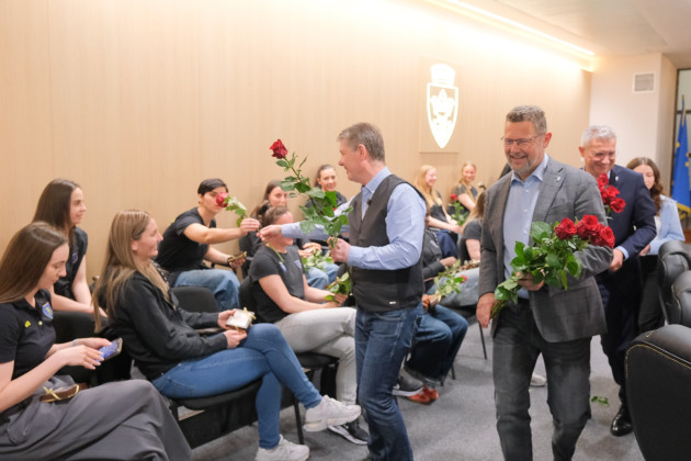 Handbalistele de la Corona, felicitate de Primăria Brașov. Junioarele 1 sunt campioane naționale, senioarele și-au asigurat medalia de bronz în Liga Florilor