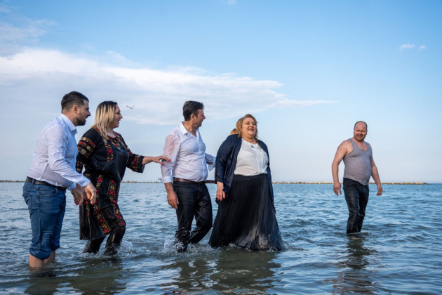 Atâta ştie, atâta face. După baia cu Şoşoacă, Goidescu a mai pus de-un circ pentru ceva imagine: s-a dus la Făgăraş, acasă la Nicuşor Dan, să strângă semnături pentru demitere
