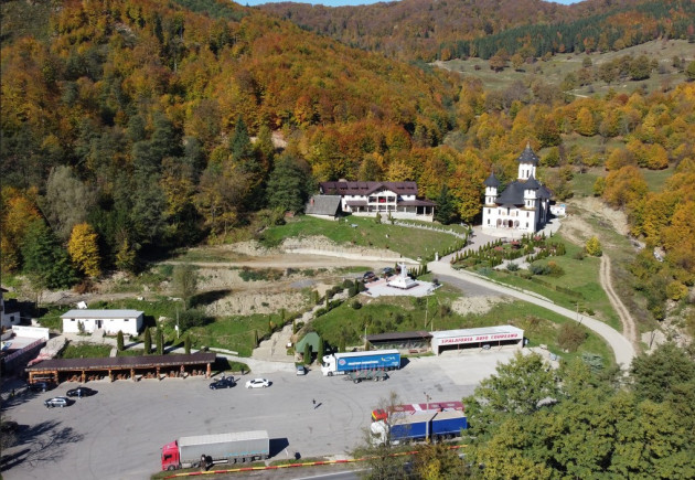 O „chemare” de la preotul Codreanu, care este şi patronul firmei Transbus. Excursii gratuite din Braşov, în fiecare duminică, la Mănăstirea Oituz