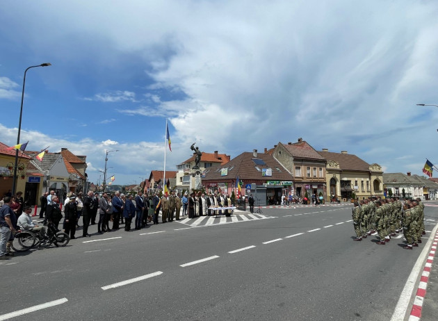 Primăria dă de pomană pentru eroi: o plăcintă cu brânză pentru civili, ceafă la tavă cu cartofi ţărăneşti pentru militari