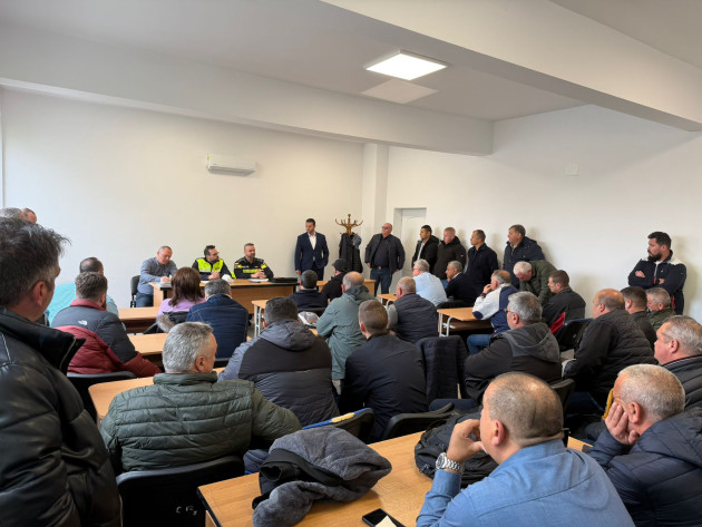 Şoferii RATBV, instruiţi să conducă preventiv. Li s-a explicat când trebuie să închidă şi să deschidă uşile autobuzelor , a fost ridicată şi problema telefoanelor mobile