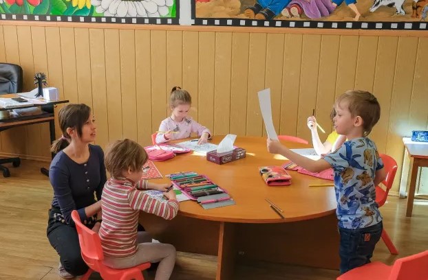 Bani de creşă, pentru părinţii care nu găsesc un loc în creşele publice: 850 de lei/lună