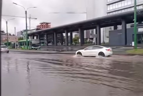 Ploaia torenţială de sâmbătă a lăsat mai multe cartiere din Braşov fără curent. Opera şi-a anulat spectacolul
