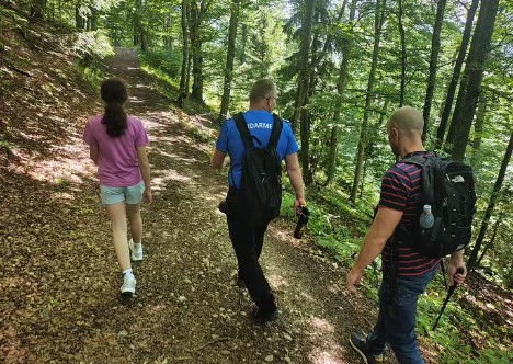 Tată şi fiică, nas în nas cu urşii