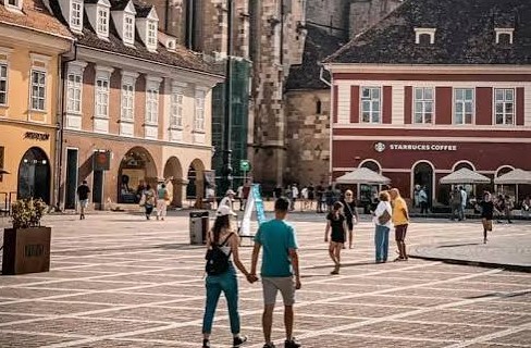 150 de secunde pentru 150 de ani: Pe 4 iulie, în Piaţa Sfatului – Lanţul umanităţii pentru un secol şi jumătate de existent a Crucii Roşii 
