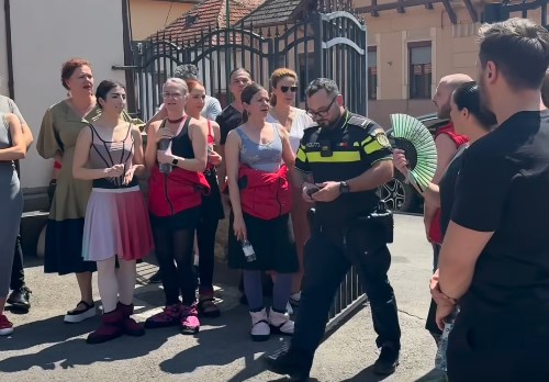Război total la Opera Braşov. Directorul a fost scos din instituţie de Poliţie. Angajaţii l-au „petrecut” până la maşina echipajului care i-a venit în ajutor şi i-au „urat” să nu se mai întoarcă, pe fundalul scandărilor cu „Demisia!”