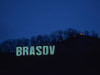 Pentru copiii afectați de Boala Batten. Inscripția „Brașov” de pe Tâmpa, iluminată în culoarea turcoaz