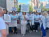 Pentru noul Guvern: protest la Fiscul din Brașov. „Să ştie că este o nemulţumire largă în rândul populaţiei faţă de legea salarizării pe care vor să o adopte”
