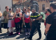 Război total la Opera Braşov. Directorul a fost scos din instituţie de Poliţie. Angajaţii l-au „petrecut” până la maşina echipajului care i-a venit în ajutor şi i-au „urat” să nu se mai întoarcă, pe fundalul scandărilor cu „Demisia!”