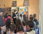 O donație de cărți a adus bucurie pentru 1.300 de copii din trei școli din Augustin, Homorod și Rupea