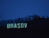 Pentru copiii afectați de Boala Batten. Inscripția „Brașov” de pe Tâmpa, iluminată în culoarea turcoaz