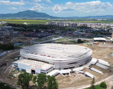 Zona Sălii Polivalente prinde contur. Constructorul lucrează amenajările exterioare
