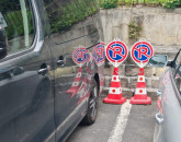 „Obstacolele” din parcările Brașovului, ridicate cu Poliția Locală. Acum „gratis”, a doua oară cu 1.000 de lei pe bucată 