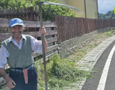 Domnul Fota, exemplul de la Fundata pentru fiecare cetăţean. La 93 de ani, el face lună în faţa casei: „Ţine de educaţia noastră”