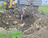 Bătaie de joc la şcoala din sat: Le-a luat 2 milioane să le repare şcoala, le-a îngropat gunoiul sub nas