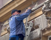 Braşovul istoric, fără cabluri: S-au cărăţat pe clădirile de pe Mureşenilor şi Bariţiu, acum se lucrează pe Weiss şi în Piaţa Enescu