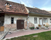 S-a îndrăgostit la Braşov de casele săseşti. După 4 ani de căutări, s-a mutat, împreună cu familia, într-o casă veche de peste 120 de ani