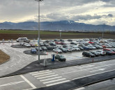 „Criză” de locuri de parcare la Aeroportul Braşov. Va fi amenajată o parcare provizorie, cu pietriş, pentru angajaţi