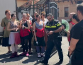 Război total la Opera Braşov. Directorul a fost scos din instituţie de Poliţie. Angajaţii l-au „petrecut” până la maşina echipajului care i-a venit în ajutor şi i-au „urat” să nu se mai întoarcă, pe fundalul scandărilor cu „Demisia!”