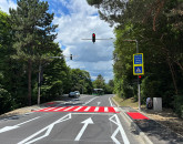 O nouă pereche de stații RATBV pe drumul spre Poiana Brașov. La trecerea de pietoni din zonă a fost montat un semafor cu radar