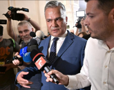Adrian Veştea, atacat din toate direcţiile. Pentru a-l bloca au fost activate fermele de boţi 