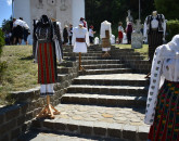 Hai în ie la liturghie: azi, în curtea celei mai vechi biserici ortodoxe din Transilvania