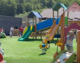Noi facilități la Grădina Zoologică, pentru copii din Brașov. Ei au la dispoziție un loc de joacă modern