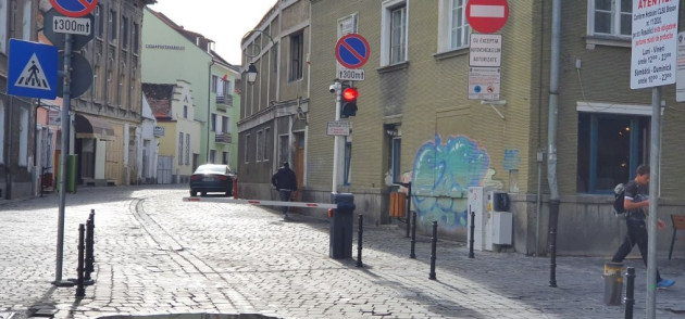 Avocatul Poporului cheamă Primăria în instanţă pentru barierele din centrul Braşovului 