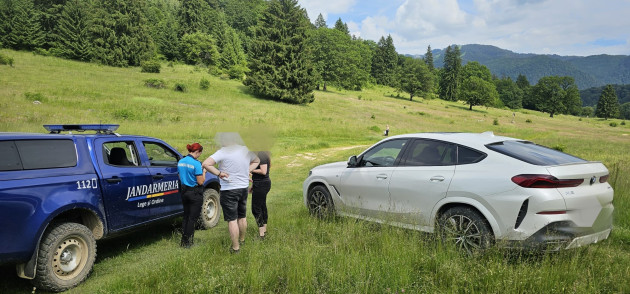 Weekend la munte: 24 de alerte „de urs” şi multe maşini care „taie” pădurea