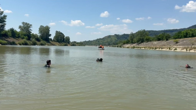 Scafandrii încă îl caută pe bărbatul dat dispărut în apele barajului Viștea