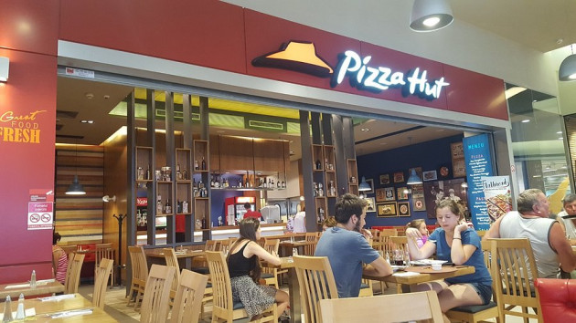 Lanţul Pizza Hut, vândut pentru 2,7 miliarde de dolari