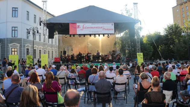 Filarmonica Braşov, dispusă să plătească 275.000 de lei pentru „scena de vară”