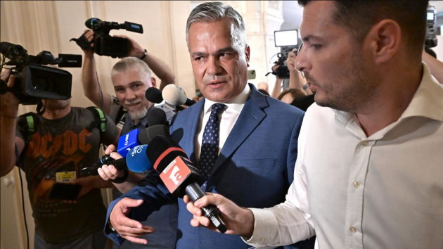 Adrian Veştea, atacat din toate direcţiile. Pentru a-l bloca au fost activate fermele de boţi 