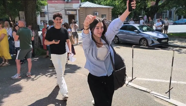 Evaluarea Națională: S-au publicat notele cu o zi în avans. Doar 2 note de 10 în județul Brașov, un lucru devine evident: „podiumul” e al celor care fac generala la liceu