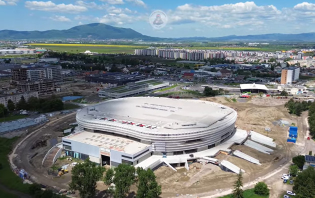 Zona Sălii Polivalente prinde contur. Constructorul lucrează amenajările exterioare
