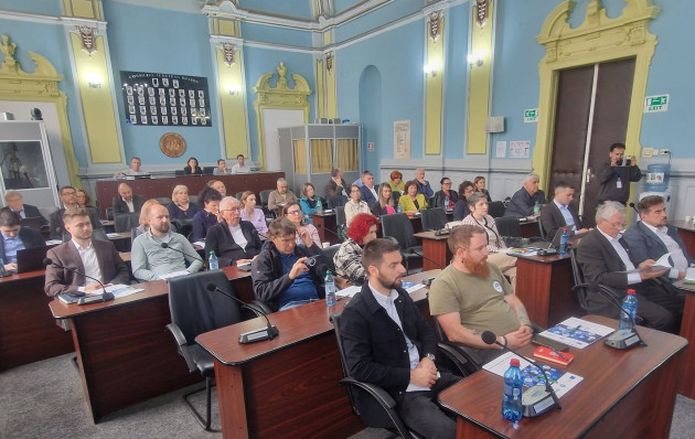 Calculele finale pentru SMID Braşov: Valoarea totală a proiectului - 945.424.059 lei, contribuţia Consiliului Judeţean Braşov - 162.840.713 lei 