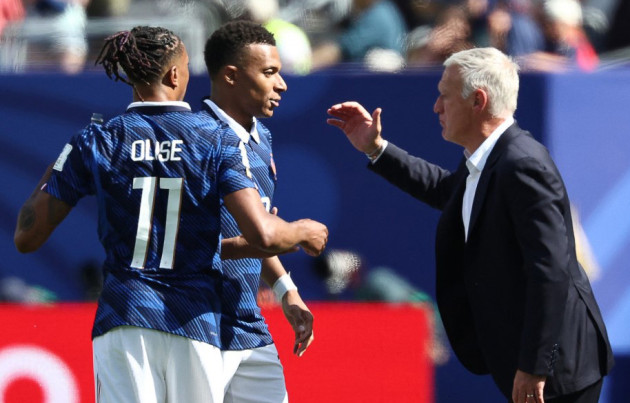 Selecţionerul Didier Deschamps revine în Franţa după decesul mamei sale
