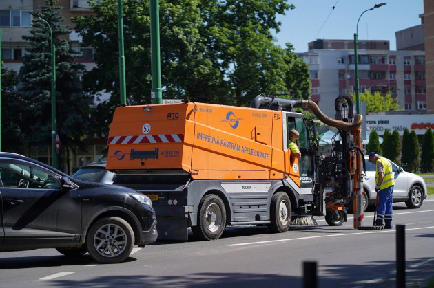 Compania Apa Brașov curăță canalizarea pluvială dintr-o zonă sensibilă a orașului. În această săptămână sunt programate intervenții pe șase străzi