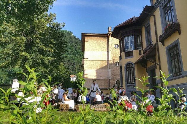 Eveniment spectaculos în Piaţa Sfatului: 24 iunie, Parada Ielelor. Cine nu are ie, primeşte