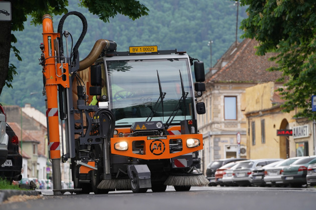 Canalizarea pluvială de pe alte 8 străzi din Braşov, curăţată de Compania Apa