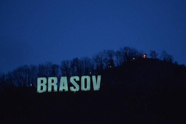 Pentru copiii afectați de Boala Batten. Inscripția „Brașov” de pe Tâmpa, iluminată în culoarea turcoaz