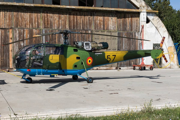 Un elicopter Alouette, piesa de rezistenţă a unei zone comerciale din Ghimbav. Un avion va fi amplasat şi la giratoriul dinspre Braşov 
