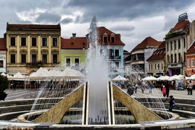 Primăria Braşov vrea să modernizeze fântâna arteziană din Piaţa Sfatului 